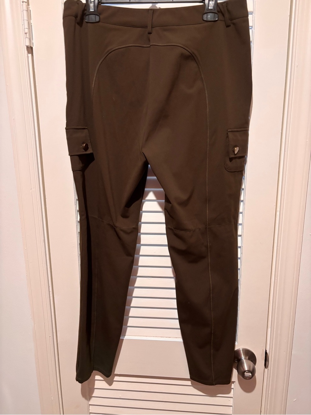 HALARA Women's Cropped Cargo Pants in olive green - Picture 4 of 4